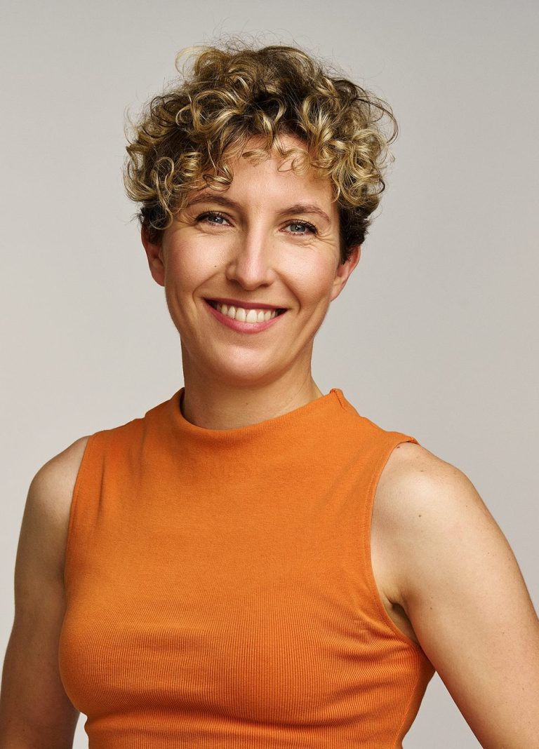 Fotografía medio cuerpo en blanco y negro de María Prendes